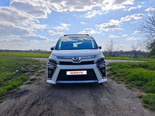 2018 Toyota Voxy III (R80) Рестайлинг, белый, 2350000 рублей, вид 2