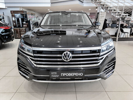 2020 Volkswagen Touareg III, чёрный, 4250000 рублей, вид 2