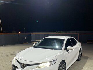 2018 Toyota Camry VIII (XV70), белый, 1690000 рублей, вид 1