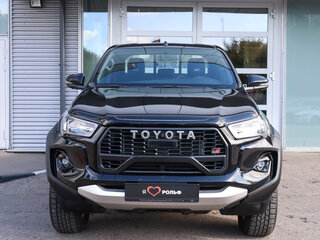 2025 Toyota Hilux VIII Рестайлинг 2, чёрный, 8190000 рублей, вид 2