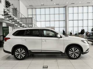 2020 Mitsubishi Outlander III Рестайлинг 3, белый, 1930000 рублей, вид 4