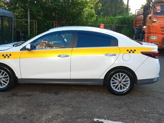 2021 Kia Rio IV Рестайлинг, серебристый, 1250000 рублей, вид 4
