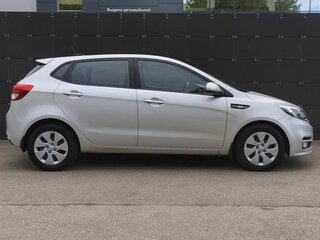 2017 Kia Rio III Рестайлинг, серебристый, 1245000 рублей, вид 4