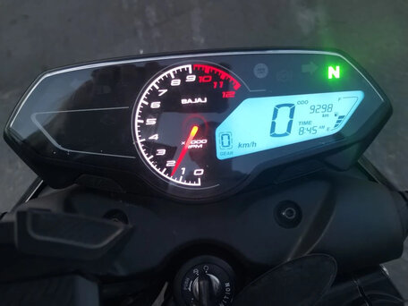 2023 Bajaj Pulsar N250, чёрный, 265000 рублей, вид 4