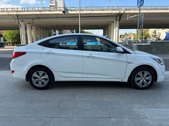 2016 Hyundai Solaris I Рестайлинг, белый, 740000 рублей - вид 2