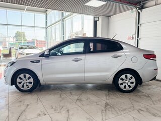 2017 Kia Rio III Рестайлинг, серебристый, 1219000 рублей, вид 3