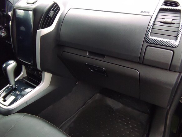 2017 Isuzu D-Max II, чёрный, 2800000 рублей - вид 9