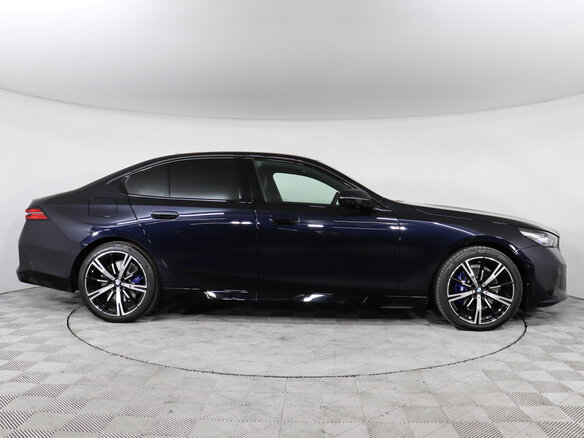 2026 BMW 5 серии 530i xDrive VIII (G60/G61/G68), синий - вид 3