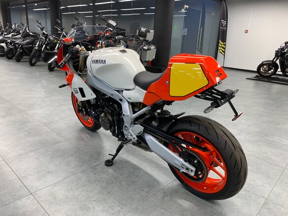2024 Yamaha XSR900, белый, 1290000 рублей - вид 7