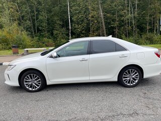 2016 Toyota Camry VII (XV50) Рестайлинг, белый, 2000000 рублей, вид 4