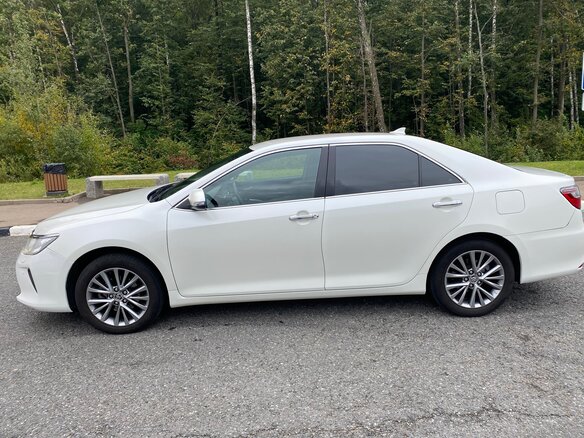 2016 Toyota Camry VII (XV50) Рестайлинг, белый, 2000000 рублей - вид 3