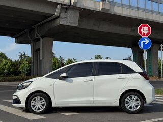 2023 Honda Fit Crosstar IV Рестайлинг, белый, 980000 рублей, вид 4