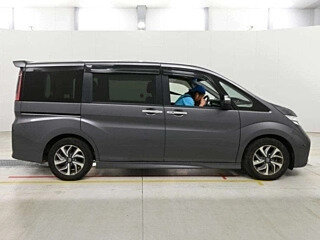 2017 Honda Stepwgn Spada V Рестайлинг, серебристый, 1562000 рублей, вид 3