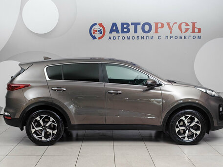 2020 Kia Sportage IV Рестайлинг, коричневый, 2081000 рублей, вид 5
