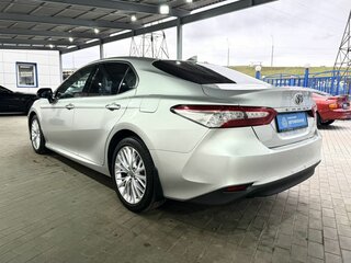2020 Toyota Camry VIII (XV70), серебристый, 3349000 рублей, вид 3