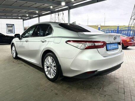 2020 Toyota Camry VIII (XV70), серебристый, 3349000 рублей, вид 3