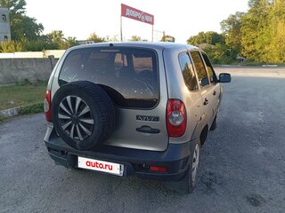 2013 Chevrolet Niva I Рестайлинг, серебристый, 450000 рублей, вид 3