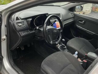 2016 Kia Rio III Рестайлинг, серебристый, 680000 рублей, вид 4
