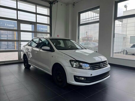 2017 Volkswagen Polo V Рестайлинг, белый, 900000 рублей, вид 1