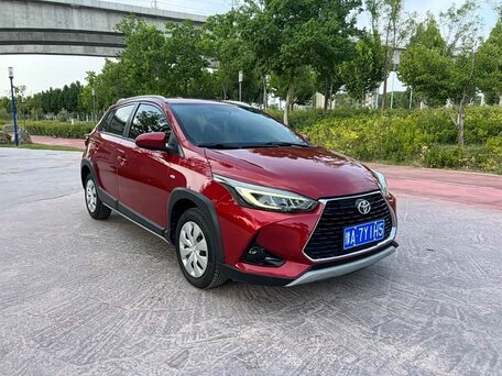 2022 Toyota Yaris L X XP150 Рестайлинг, пурпурный, 945000 рублей, вид 3