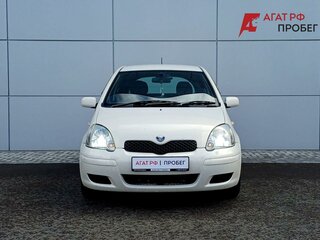 2003 Toyota Vitz I (P10), белый, 570000 рублей, вид 2