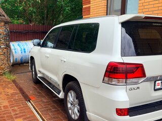2021 Toyota Land Cruiser 200 Series Рестайлинг 2, белый, 7700000 рублей, вид 3