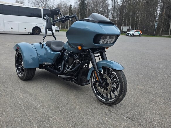2024 Harley-Davidson Tri Glide, голубой, 4200000 рублей