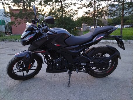 2023 Bajaj Pulsar N250, чёрный, 280000 рублей, вид 4