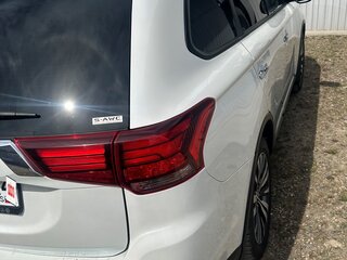 2021 Mitsubishi Outlander III Рестайлинг 3, белый, 2600000 рублей, вид 4