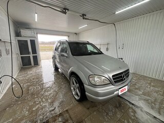 2001 Mercedes-Benz M-Класс AMG 55 AMG I (W163) Рестайлинг, серебристый, 770000 рублей, вид 3