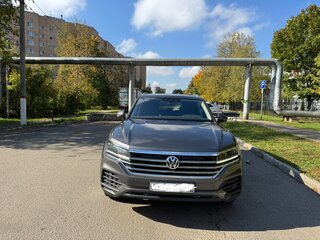 2019 Volkswagen Touareg III, серый, 4700000 рублей, вид 1