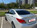 2015 Hyundai Solaris I Рестайлинг, серебристый, 949000 рублей - вид 8