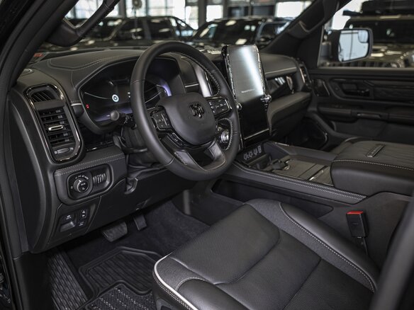2026 Ram 1500 Crew Cab V Рестайлинг, чёрный - вид 12