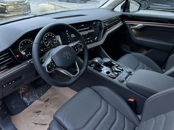 2025 Volkswagen Touareg III Рестайлинг, чёрный, 8200000 рублей - вид 6