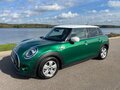 2019 Mini Hatch Cooper III (F55/F56) Рестайлинг, зелёный - вид 4