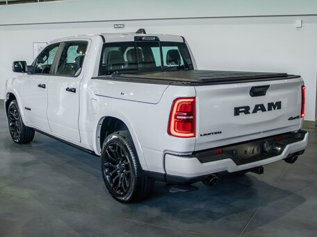 2026 Ram 1500 Crew Cab V Рестайлинг, белый, 9690000 рублей, вид 5