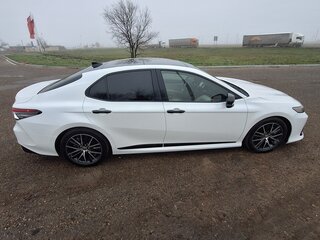 2022 Toyota Camry VIII (XV70) Рестайлинг, белый, 3800000 рублей, вид 2