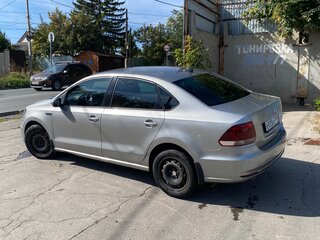 2018 Volkswagen Polo V Рестайлинг, серебристый, 1250000 рублей, вид 3