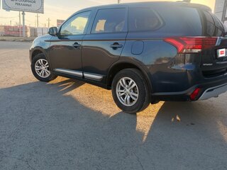 2021 Mitsubishi Outlander III Рестайлинг 3, синий, 1900000 рублей, вид 5