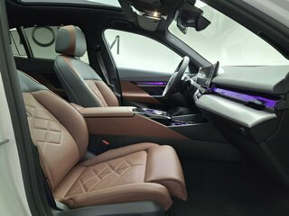 2025 BMW 5 серии 530i xDrive VIII (G60/G61/G68), белый, 9450000 рублей, вид 5