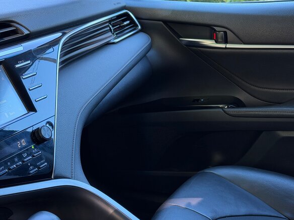 2019 Toyota Camry VIII (XV70), белый, 2000000 рублей - вид 15