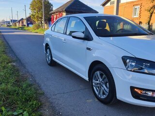 2017 Volkswagen Polo V Рестайлинг, белый, 999000 рублей, вид 1