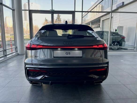 2026 Audi Q5 Sportback TFSI quattro S tronic II (GU), серый, 10000000 рублей - вид 4