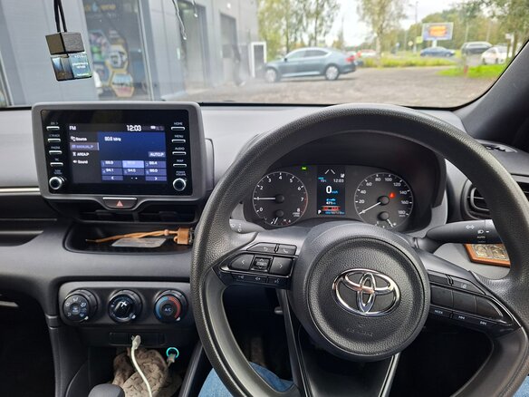 2021 Toyota Yaris IV, серебристый, 1100000 рублей - вид 6