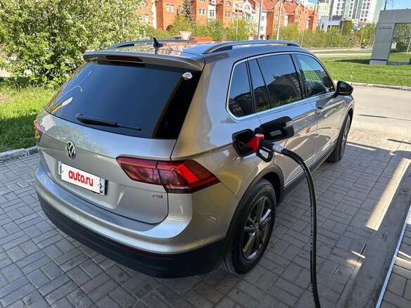 2017 Volkswagen Tiguan II, серебристый, 2400000 рублей - вид 9