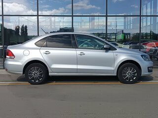 2017 Volkswagen Polo V Рестайлинг, серебристый, 970000 рублей, вид 3