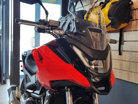 2025 Honda NC 750X, красный, 1499900 рублей, вид 4