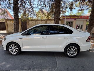 2018 Volkswagen Polo V Рестайлинг, белый, 1450000 рублей, вид 3