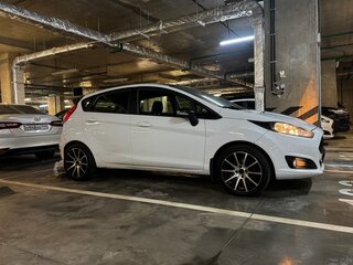 2017 Ford Fiesta Mk6 Рестайлинг, белый, 900000 рублей, вид 5
