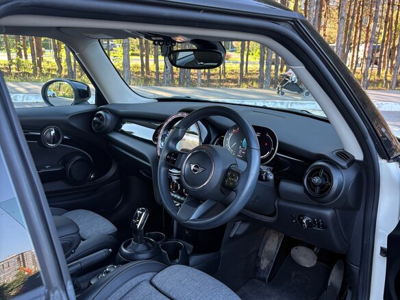 2022 Mini Hatch Cooper D III (F55/F56) Рестайлинг 2, белый, 2220000 рублей - вид 15
